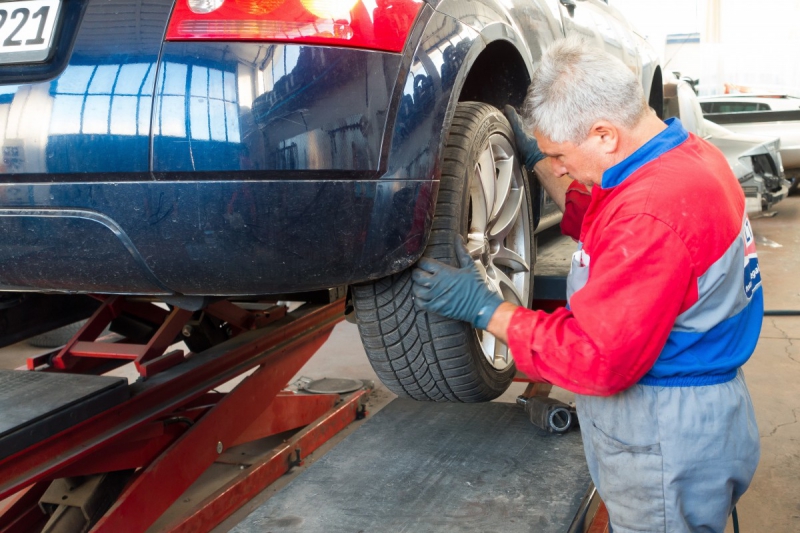 vitrine-LA ROQUETTE SUR VAR-min_auto_repair_repair_lift_auto_mechanic_work_clothes_master_professional_man_of_the_fold-685629