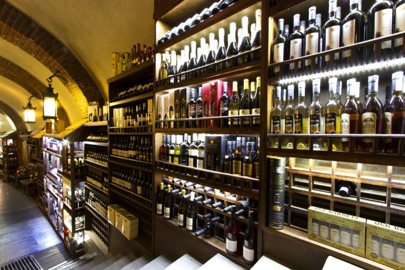 vitrine-LA ROQUETTE SUR VAR-min_world_street_travel_shop_canon_georgia_wine_bottles-429767